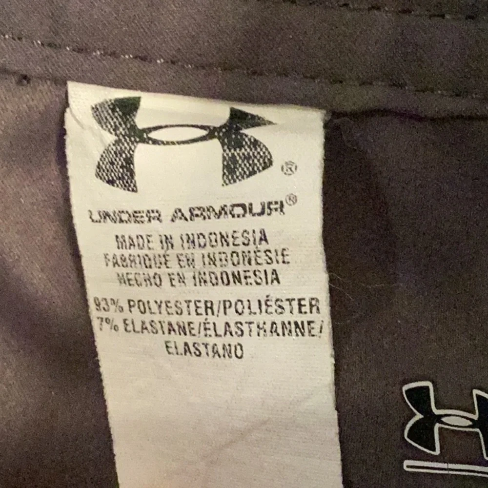 Under Armour heatgear, loose fit Men's Gray Shorts. Size 30